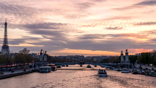 法国巴黎时间流逝4K，城市天际线日夜日落时光流逝在塞纳河与亚历山大三世桥视频下载