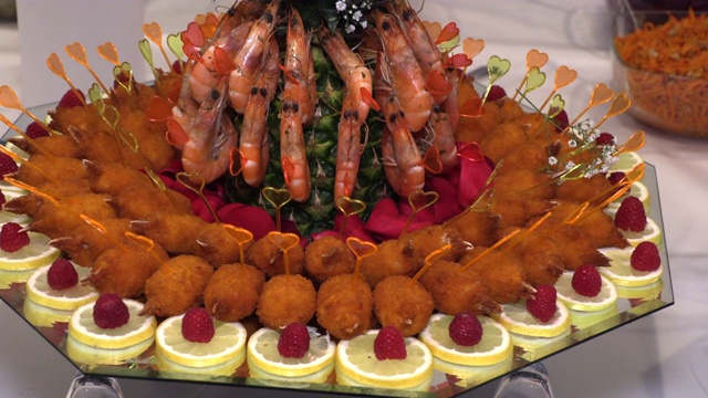 水煮小龙虾、蟹肉条和水果放在托盘上视频素材