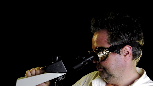 在显微镜下观察的疯狂科学家视频素材