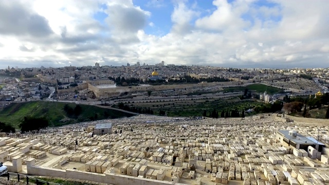 东耶路撒冷的橄榄山墓地和圆顶的岩石视频下载