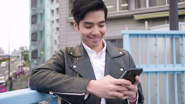 在东京使用智能手机的年轻日本成年男性视频素材