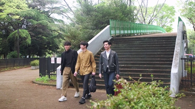 日本年轻男性朋友在东京公园散步视频素材