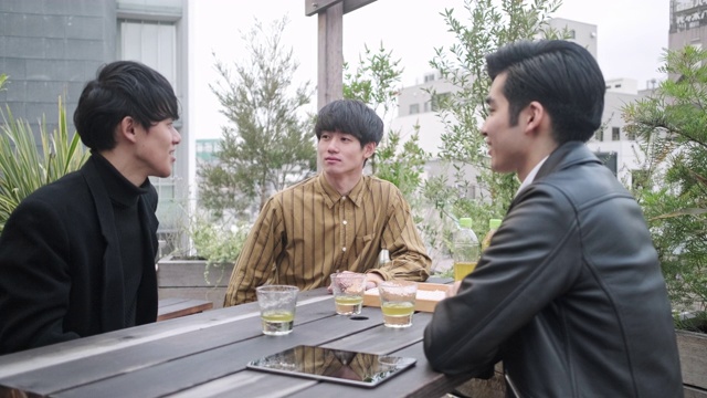 日本男性朋友在屋顶花园喝茶视频下载