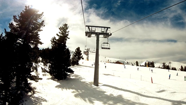 从滑雪椅缆车上看日出视频素材