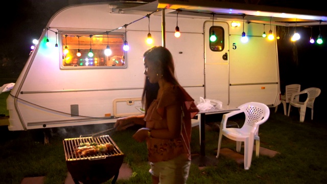 亚洲女人在烧烤架上视频下载