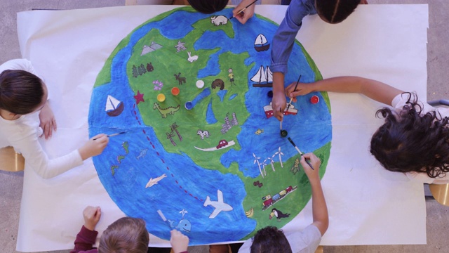 孩子们画着世界壁画视频素材