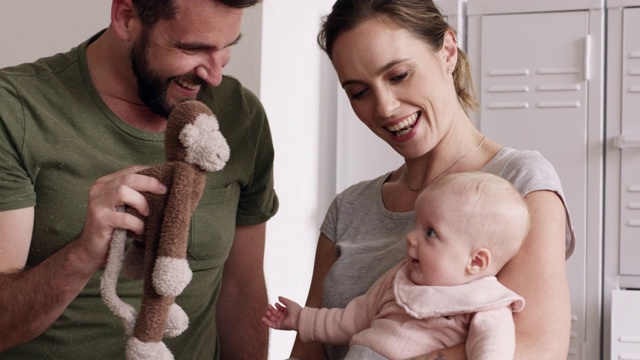 婴儿使一个家庭充满幸福视频下载