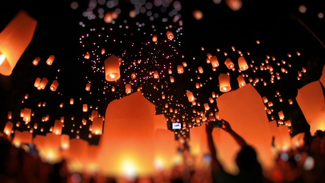 灯笼的光释放到夜空的多民族人群。视频素材