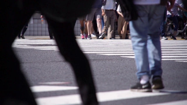 慢镜头人群在人行横道上行走。视频素材