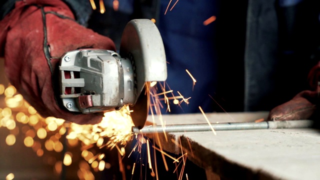 慢镜头中，一名男子用圆锯切割金属，火花飞溅视频下载
