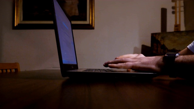 在笔记本电脑上打字的人视频素材