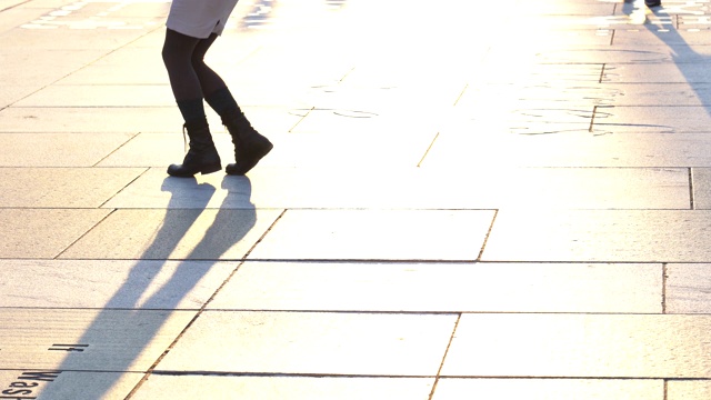 4k镜头场景特写女子舞蹈的腿在自由广场，宾夕法尼亚州，华盛顿特区，美国，美国风格和音乐传统概念视频素材