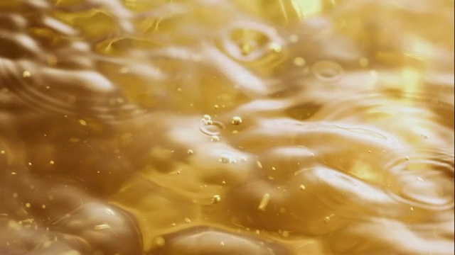金色水面上的波浪和涟漪视频素材