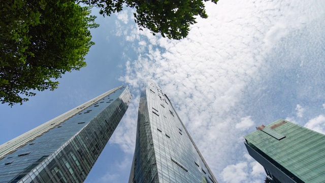 低角度的现代建筑在新加坡，时间流逝视频视频素材