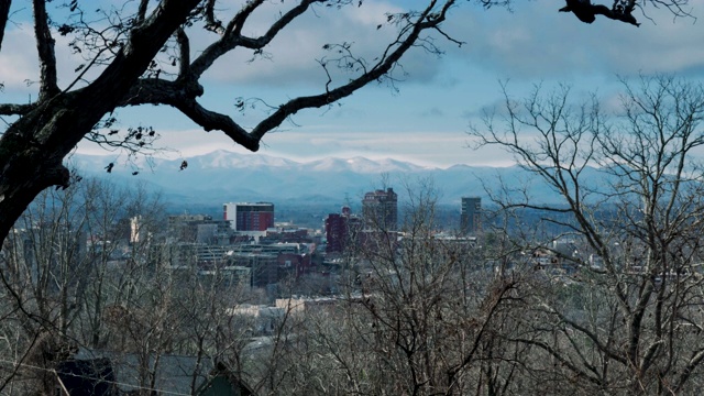 多莉在冬季拍摄的北卡罗来纳州阿什维尔市中心视频下载