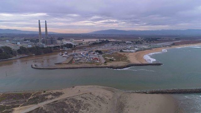 在美国西海岸，加利福尼亚的海滩，着陆和炼油厂的鸟瞰图视频素材