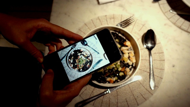 吃饭时用手机拍食物的人视频下载