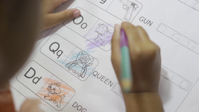 孩子在纸上画颜色视频素材