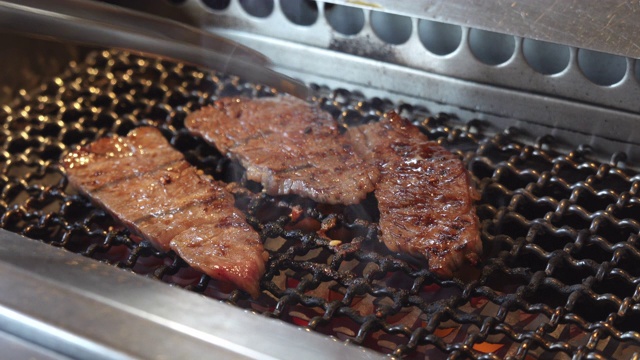 4K翻肉烤牛肉在火上韩式烧烤风格视频下载