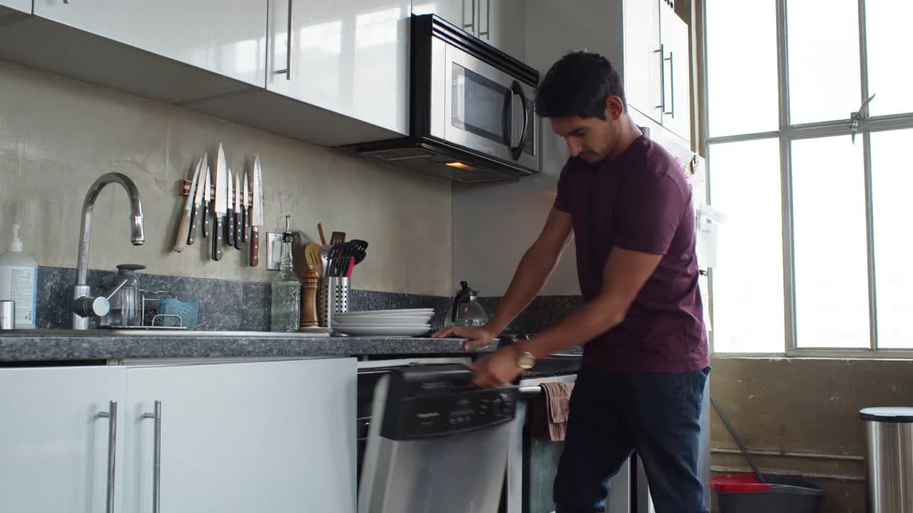 孕妇和男友在阁楼公寓装洗碗机视频下载