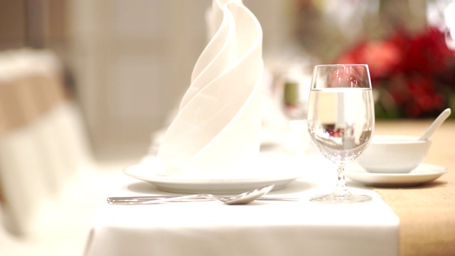 MS Dolly右婚礼餐桌的相机设置焦点在酒水杯模糊的背景。视频下载