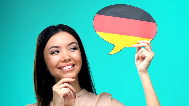 梦中美女捧着德语泡泡，流利的外语视频下载