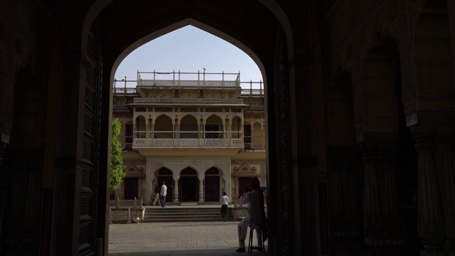 斋浦尔城宫殿前门的广角镜头视频素材