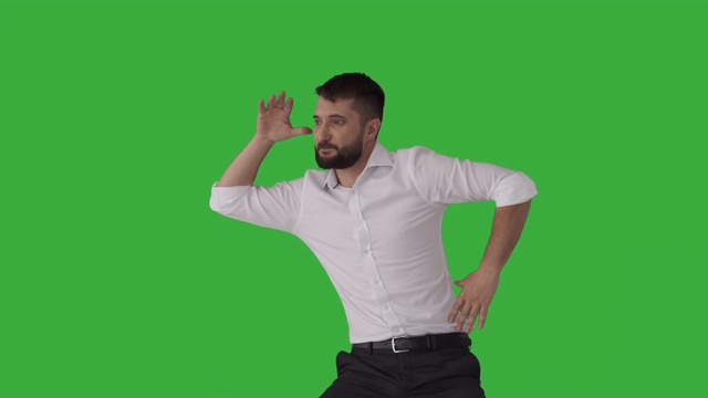 在绿色背景上跳舞的人视频下载