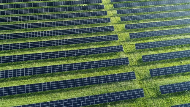 摘要太阳能发电厂太阳能电池板鸟瞰图。巴伐利亚,德国。视频下载