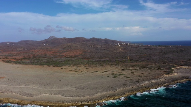 鸟瞰库拉索岛西部尖端附近的瓦塔穆拉- Curaçao/加勒比/荷属安的列斯视频下载