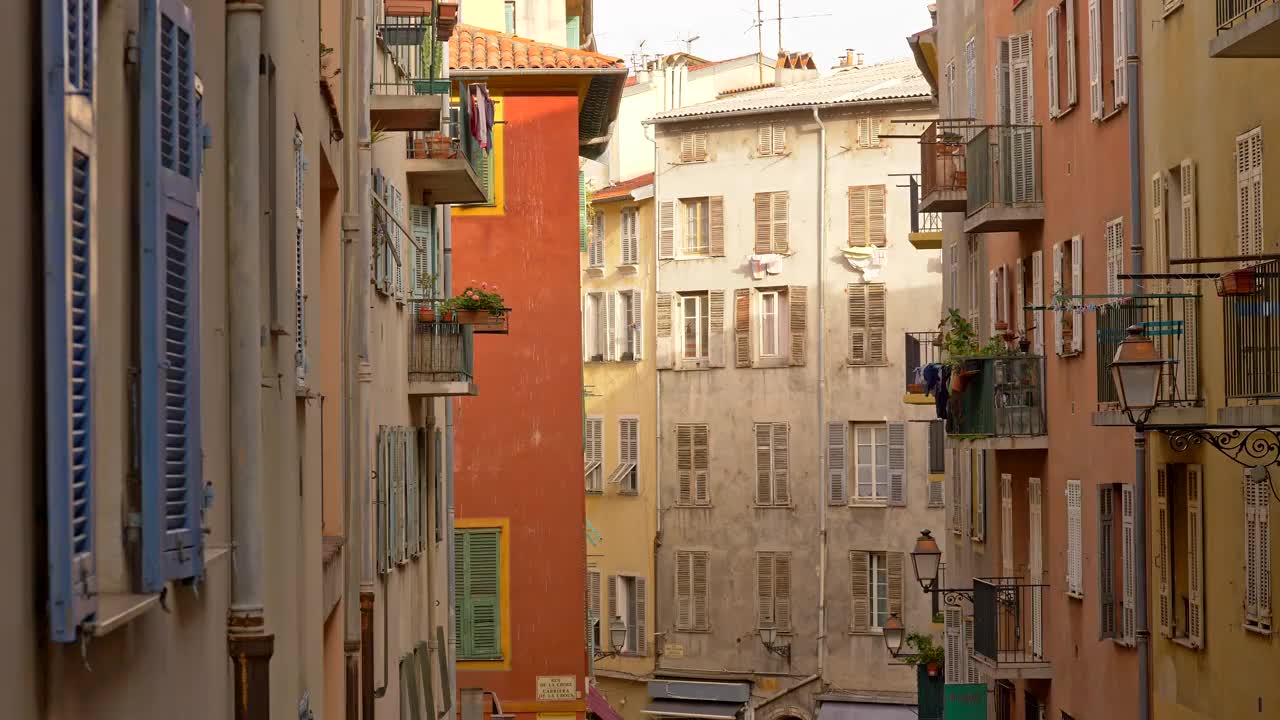 法国尼斯古城迷人的色彩柔和的老房子。法国里维埃拉。Steadycam, UHD视频素材
