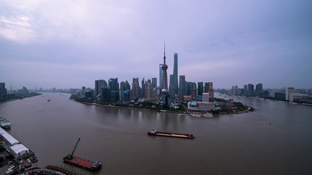 陆家嘴金融区夜以继日，以东方明珠、金茂大厦、环球金融中心和上海中心大厦为地标视频素材