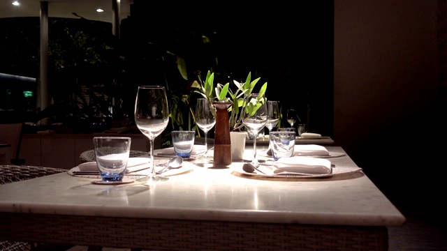 黄昏时，精美的空餐桌视频下载