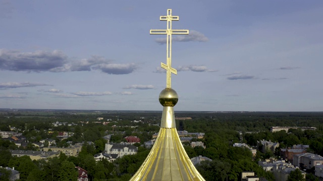 东正教堂鸟瞰图，普希金市的大教堂，有着金色的十字架和圆顶视频素材