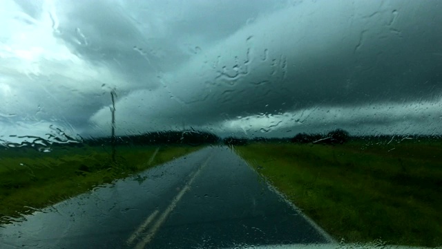 司机的视野下下雨的乡村道路与雨刷作为威胁的云隐约在前面视频素材