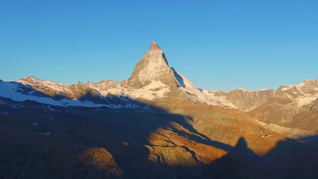 空中拍摄的美丽的马特洪峰视频素材