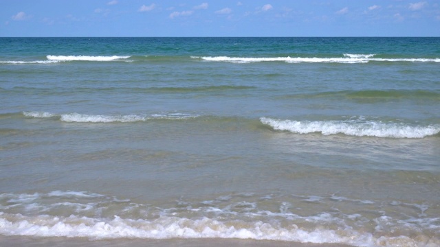 清澈的绿松石蓝色的大海在邦沙潘，普拉楚布基里汗，泰国视频素材