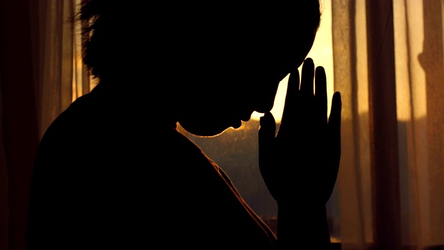 在日落祈祷的女人视频下载