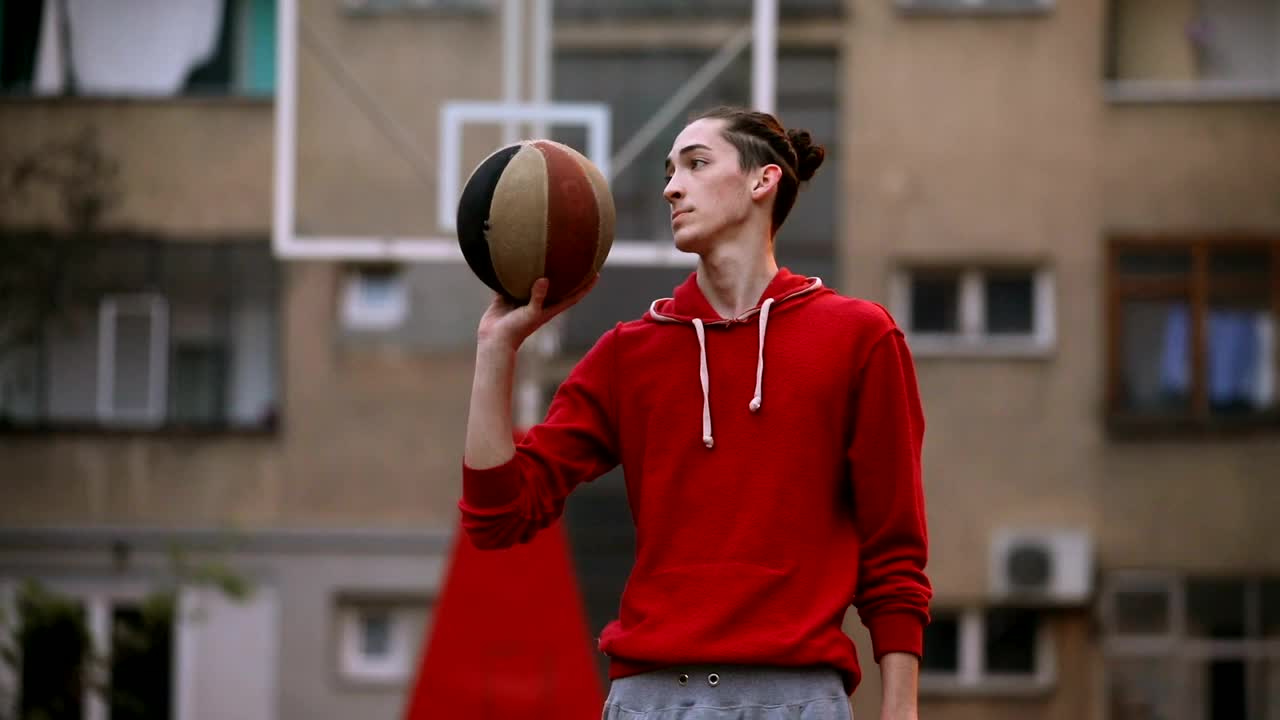 篮球场上的一个年轻人视频素材