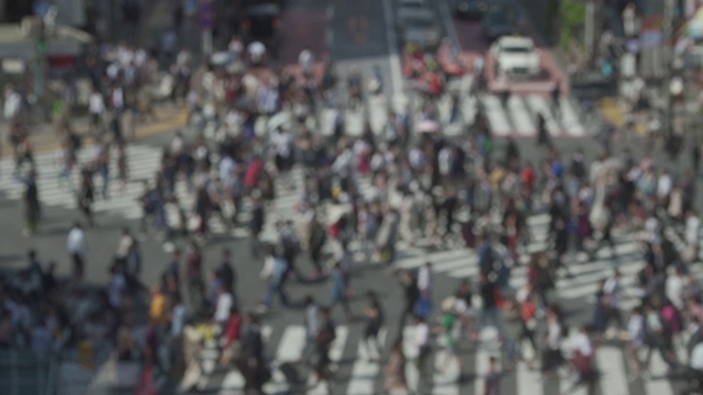 日本东京涩谷十字路口的行人散焦视频素材