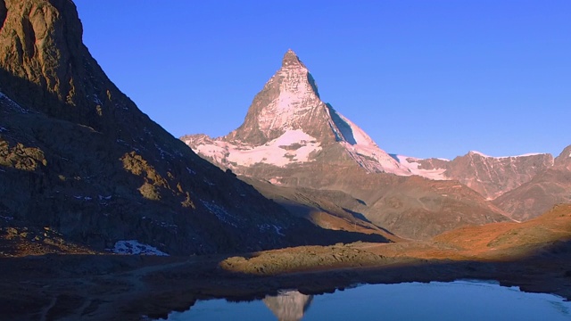 空中拍摄的美丽的马特洪峰视频素材