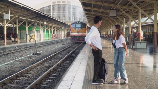 一对年轻游客站在火车站视频素材