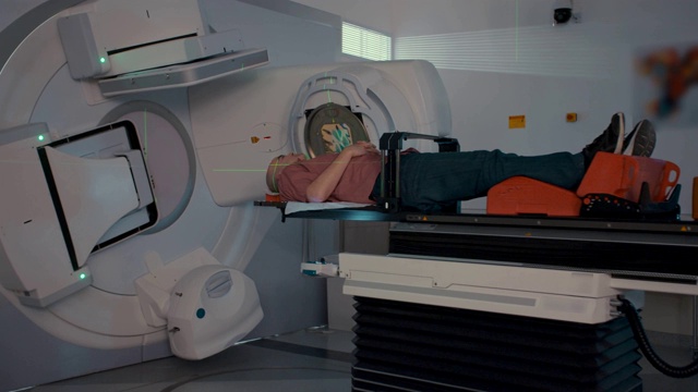 在现代放射治疗室内接受放射治疗的病人视频素材