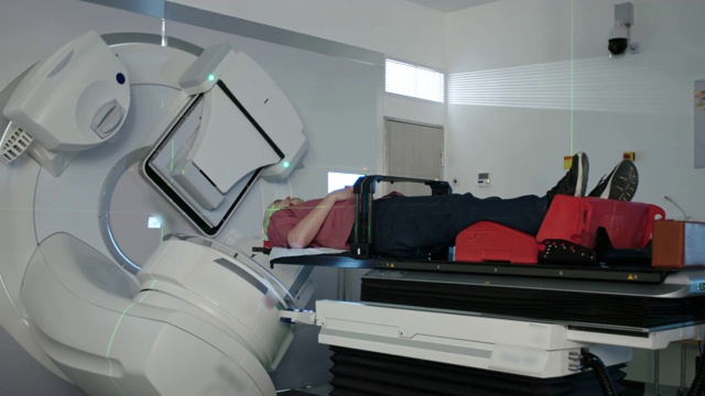 在现代放射治疗室内接受放射治疗的病人视频素材
