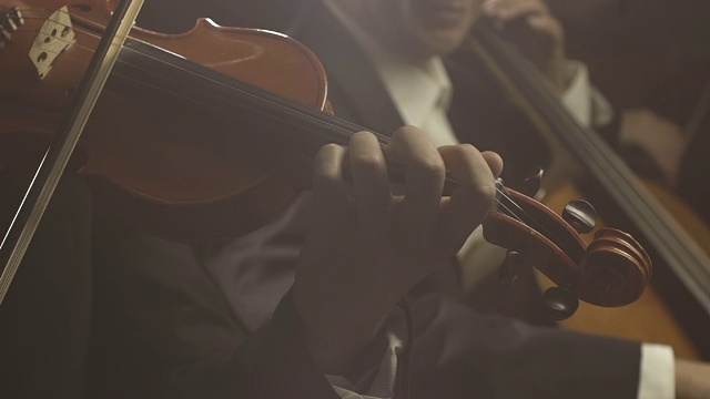 交响乐团在舞台上演奏古典音乐视频素材