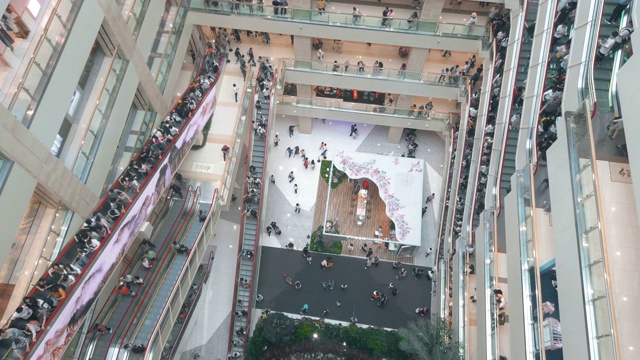 中国西安一家购物中心的内部设计。视频下载