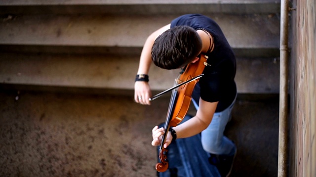 拉小提琴的街头音乐家视频下载