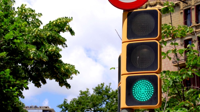 现代交通LED灯闪烁，从绿色到黄色，最后变成红色视频下载