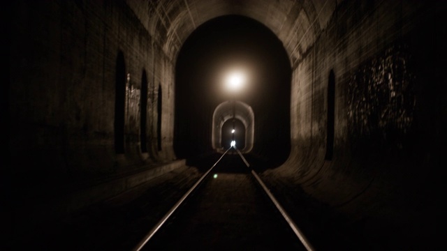地铁隧道中角度行走波。铁轨可见。视频下载