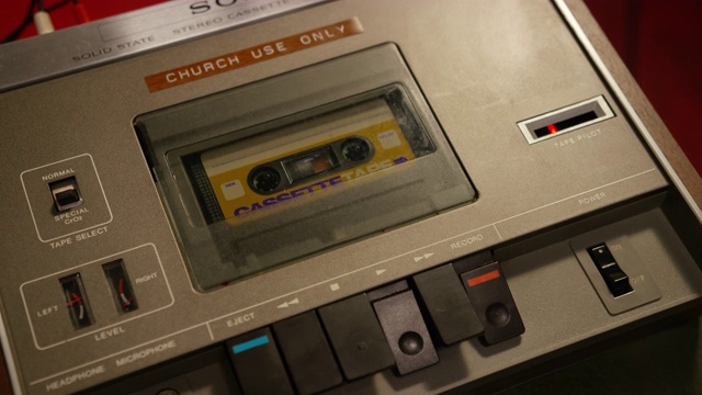 近角索尼固态立体声盒式磁带播放器。在播放器中可见的盒式磁带。卡式录音机上的标签上写着“仅供教堂使用”。视频素材